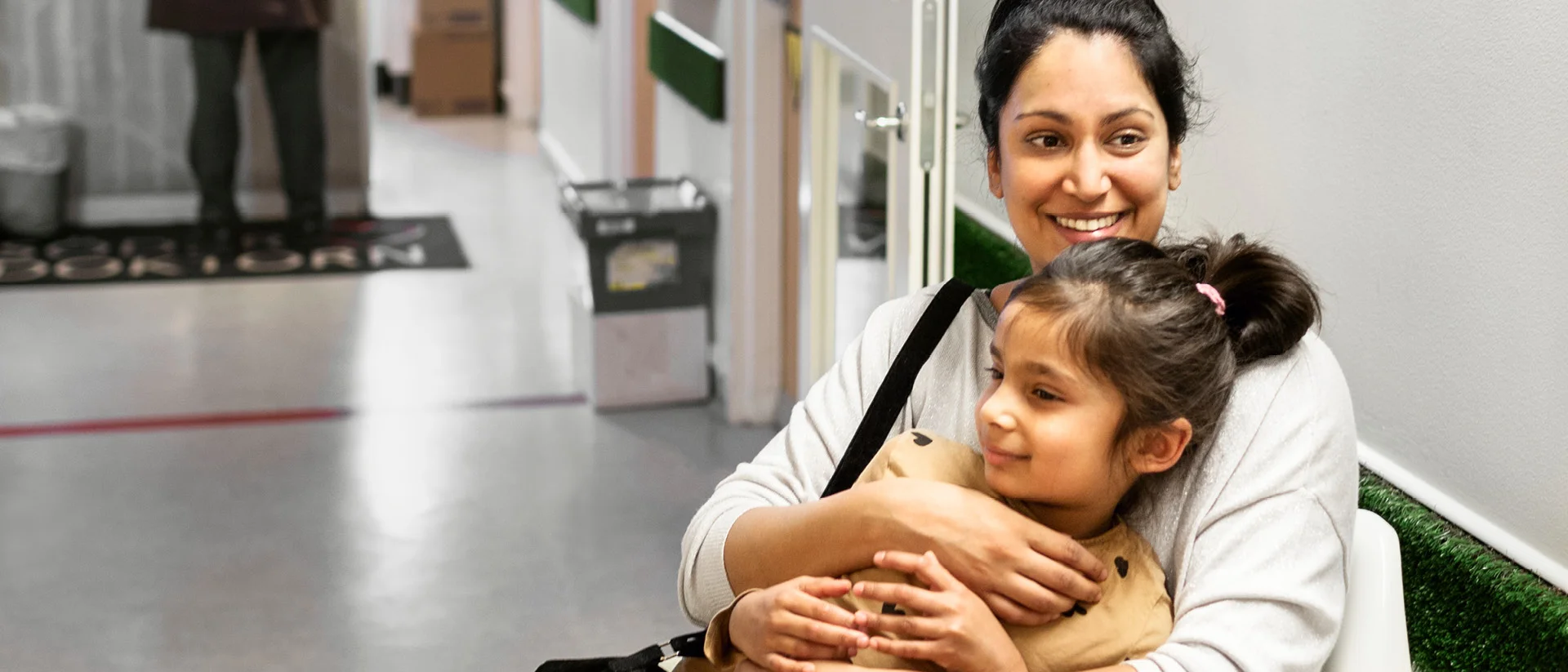 Una donna tiene un bambino tra le braccia