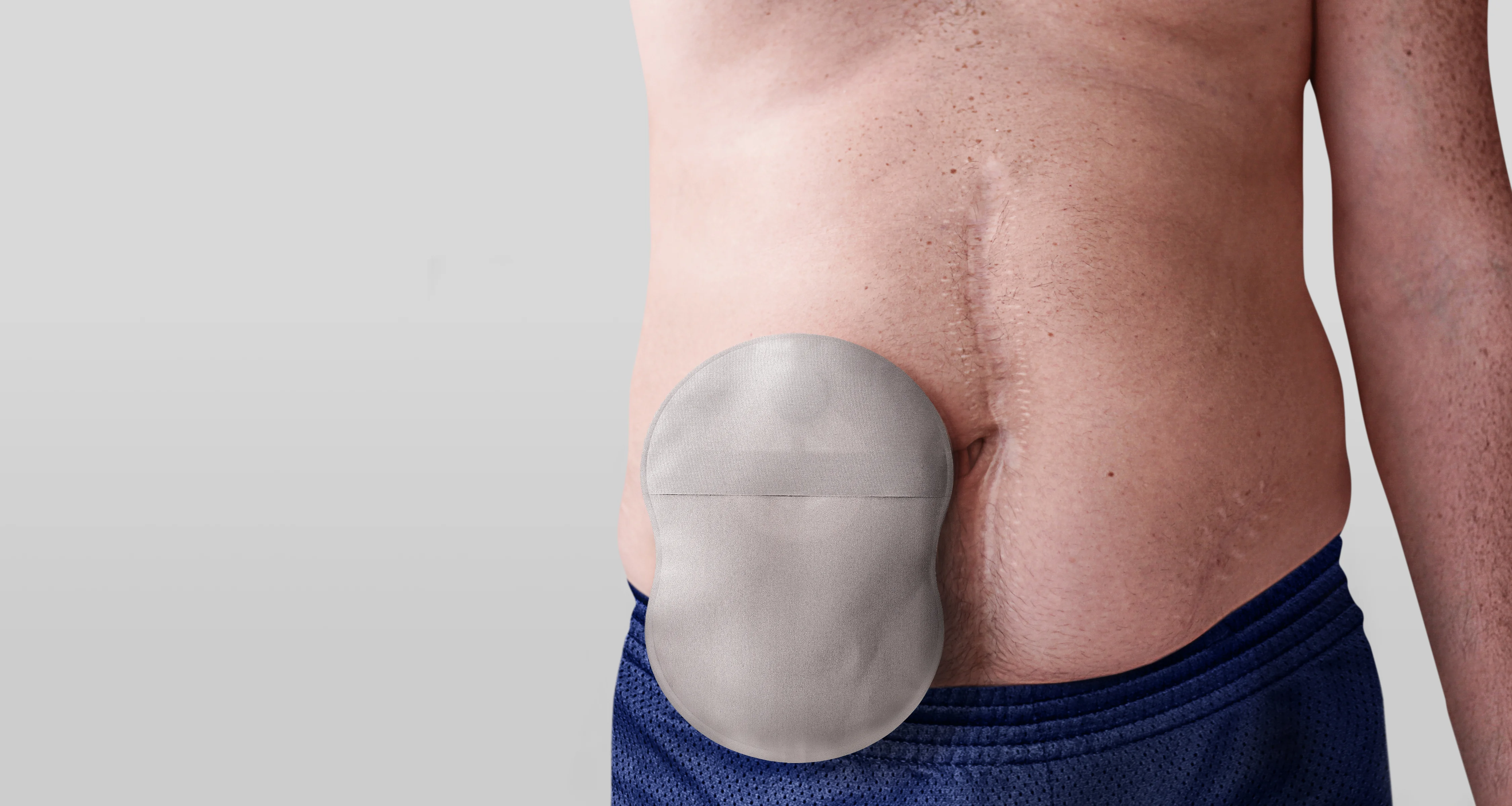 Mężczyzna noszący worek stomijny Esteem Body™