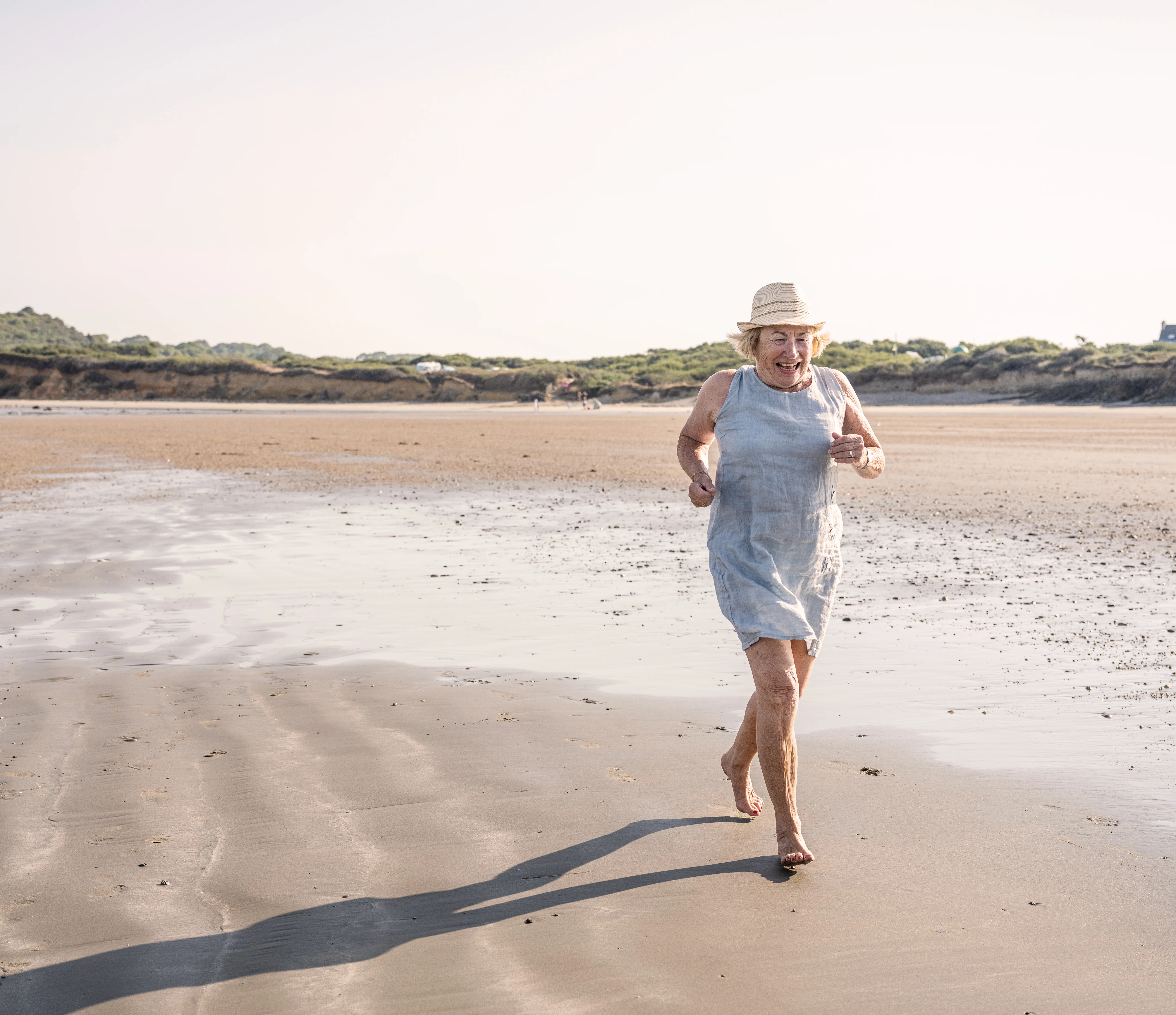Kobieta biegnąca po plaży